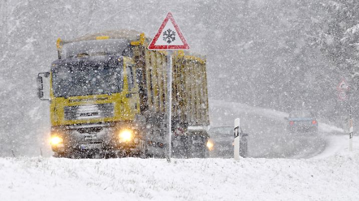 Dichtes Schneetreiben herrscht am Dienstag (18.03.2008) bei Sulzberg (Schwaben), während ein Verkehrsschild vor Straßenglätte warnt. An der Westflanke des Skandinavientiefs "Johanna", das sich in Richtung Baltikum verlagert, strömt von Norden her polare Kaltluft nach Deutschland. Dabei kommt es zu Schneeschauern bis in die Niederungen. Foto: Stefan Puchner dpa/lby +++(c) dpa - Report+++ | Verwendung weltweit