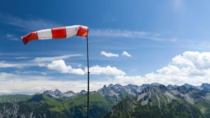 Windsack auf dem Fellhorn, Oberstdorf, Bayern, Deutschland, Europa | Verwendung weltweit, Keine Weitergabe an Wiederverkäufer.