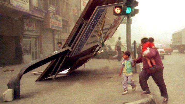 Ein Ägypter sucht sich und seine Kinder in Sicherheit zu bringen, als hinter ihm eine Anzeigentafel am 2.5.1997 in Kairo durch einen Sandsturm umstürzt. Einstürzende Häuser, durch die Luft segelnde Satellitenschüsseln und Sichtweiten unter einem Meter: Zwei verheerende Sandstürme haben am 2.5. und 3.5. ihre Todesspur durch Ägypten gezogen. Nach Polizeiangaben vom 4.5. kostete das Unwetter 26 Menschen das Leben. Mehr als 60 Personen wurden überwiegend von herabstürzenden Häuserteilen und bei Autounfällen verletzt. Meteorologen sprachen vom schlimmsten und folgenschwersten "Chamsin", wie der trockenheiße Südwind heißt, seit 30 Jahren. Auf Straßen und den Flughäfen von Kairo, Assuan, Luxor und Hurghada brach das Chaos aus. |
