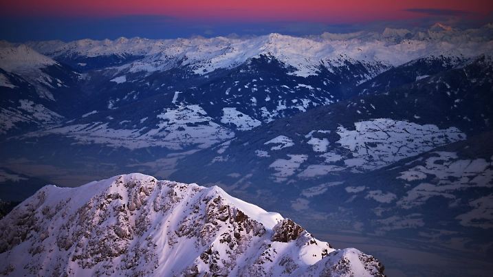 Teil des Oberen Inntals im Winter, in der Abenddämmerung, vom Grat der Nordkette des Karwendelgebirges, bei Innsbruck, Tirol, Österreich, Europa Copyright: imageBROKER/DanielxGerdxPoelsler ibldpo04110245.jpgPart the Superiors Inn Valley in Winter in the Dusk of Ridge the North chain the Karwendel Mountains at Innsbruck Tyrol Austria Europe Copyright image broker DanielxGerdxPoelsler ibldpo04110245 JPG