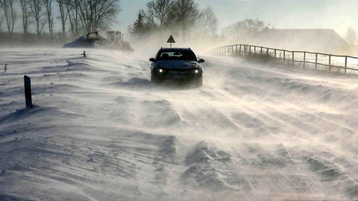 Schneewehen behindern am Mittwoch (01.12.2010) bei Ahrensbök die Autofahrer. Auch einen Tag nach dem Schneechaos in Teilen Schleswig-Holsteins hat das Winterwetter den Autofahrern am Mittwoch weiter Probleme bereitet. Eisglatte Straßen behinderten den Berufsverkehr am Morgen vor allem in den Kreisen Schleswig-Flensburg, Nordfriesland und Plön. Der Deutsche Wetterdienst warnte unterdessen vor einem Tiefdruckgebiet, das sich zum Abend von Süden mit Schnee und Sturm nähert. Foto: Daniel Friedrichs dpa/lno +++(c) dpa - Bildfunk+++