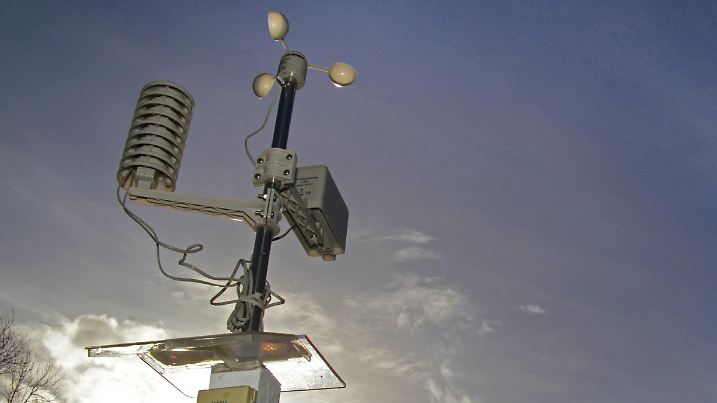 Amateurwetterstation mit Anemometer, Regenmesser, Thermo- und Hygrosonde, Deutschland | weather station with anemometer, rain gauge, thermometer and hygrometer, Germany | Verwendung weltweit