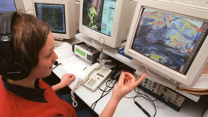 Beim Deutschen Wetterdienst in Potsdam gibt die Angestellte Maria am 13.1.1999 am Computer Radiostationen die neuesten Wettermeldungen durch. In dem seit langem schwelenden Streit, ob heranziehende Tiefdruckgebiete wie bisher weiterhin mit Frauennamen und Hochdruckgebiete mit Männernamen bedacht werden, wollen am 18.1.1999 die ARD-Programmdirektoren für ihren Sendebereich ein Machtwort sprechen. | Verwendung weltweit