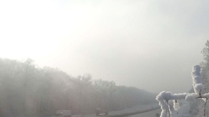 Schneebedeckt sind am 07.12.2016 in Asperg (Baden-Württemberg) Zweige von Bäumen. Bei dem Wetterphänomen handelt es sich nach Aussagen des Deutschen Wetterdienstes um "Industrieschnee", der von Wasserdampf aus Industrieanlagen stammt. (zu dpa: "Leise rieselt der Industrieschnee - Wetterphänomen bei Stuttgart" vom 07.12.2016) Foto: Andreas Rosar/dpa +++(c) dpa - Bildfunk+++