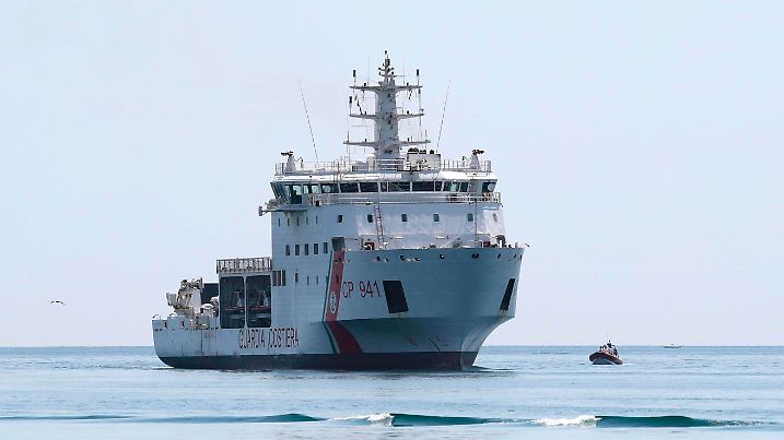 ARCHIV - 12.07.2018, Italien, vor Trapani: Das Archivfoto zeigt das Schiff «Diciotti» der italienischen Küstenwache. Die «Diciotti» hatte am Donnerstag 190 Migranten von einem Boot in der Such- und Rettungszone Maltas aufgenommen. Die Italiener brachten 13 Menschen, die dringende medizinische Hilfe benötigten, auf die italienische Mittelmeerinsel Lampedusa. Die «Diciotti» sollte die anderen Migranten nach Malta bringen. Dafür wurde ihr aber von Malta die Erlaubnis verweigert. Nun liegt das Schiff im italienischen Catania, die Flüchtlinge dürfen das Schiff jedoch nicht verlassen. (zu dpa «Rettungsschiff legt in Italien an - Gerettete dürfen nicht aussteigen» vom 21.08.2018) Foto: Igor Petyx/ANSA/dpa +++ dpa-Bildfunk +++