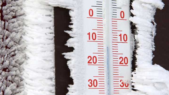 ARCHIV - 19.01.2018, Sachsen-Anhalt, Brocken: Temperaturen von Minus 12 Grad werden auf einem Thermometer auf dem Brocken angezeigt. (zu dpa "Munich Re: Winter werden wärmer - trotz Kältewelle" vom 19.01.2019) Foto: Matthias Bein/dpa-Zentralbild/dpa +++ dpa-Bildfunk +++