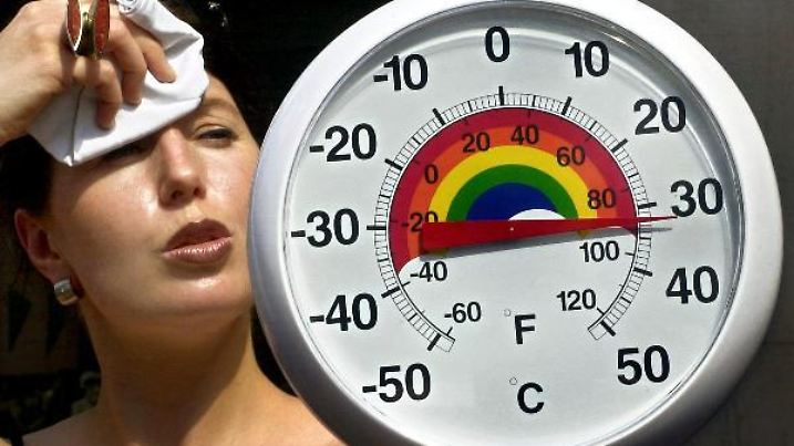Eine junge Frau wischt sich am 17.6.2002 in der Hildesheimer Börde beim Anblick eines Thermometers, das tropische Hitze mit Temperaturen von fast 35 Grad anzeigt, die Schweißperlen von der Stirn. Flirrende Hitze brachte auch am 18. Juni die Menschen in ganz Europa mächtig ins Schwitzen. In Deutschland löste das Hoch "Xabier" bei den Wetterexperten Rekordfieber aus. "In vielen Orten sind gestern und heute Rekordwerte für diese Tage seit Beginn der Wetteraufzeichnungen erreicht worden", sagte Meteorologe Reiff vom Wetteramt Essen. Am 19.6. bringt das Tief "Saskia" nach Angaben des Wetterdienstes Meteomedia aber wieder schlechteres Wetter.