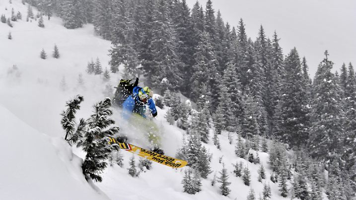 Snowboardlehrer Berny Stoll springt am 02.02.2012 bei Hochfügen (Österreich) während der Abfahrt vom 2244 Meter hohen Sonntagsköpfl über eine Wächte. Immer mehr Snowboarder wollen weg von den planierten Pistenautobahnen und unberührten Schnee genießen. Snowboarden im freien Gelände wird zur Modererscheinung - sogar bei echten Profis. Foto: Marc Tirl dpa (zu dpa-Text: «Auf Tiefschnee-Suche: Snowboarder entdecken das freie Gelände» vom 01.03.2012) | Verwendung weltweit