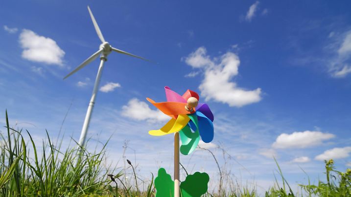 Windrad mit Spielzeug-Windraedchen, Deutschland | wind wheel with pinwheel, Germany | Verwendung weltweit