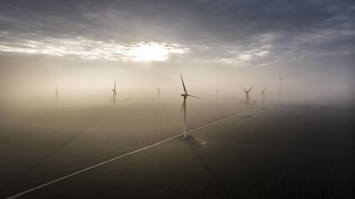 Windraeder, aufgenommen im Nebel und untergehender Sonne. Vierkirchen, 18.11.2018. Vierkirchen Deutschland *** Windmills photographed in fog and setting sun Vierkirchen 18 11 2018 Vierkirchen Germany PUBLICATIONxINxGERxSUIxAUTxONLY Copyright: xFlorianxGaertner/photothek.netx