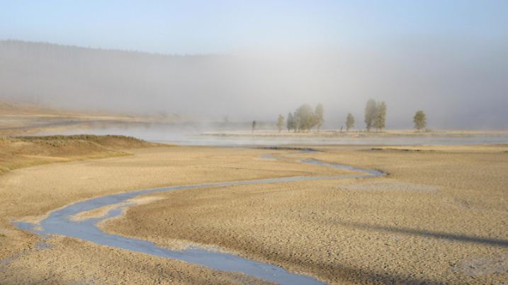 Nebel, Strahlungsnebel, am frühen Morgen, Alum Creek, Hayden Valley, Yellowstone, USA, Nordamerika | Verwendung weltweit, Keine Weitergabe an Wiederverkäufer.