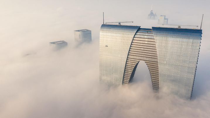 27.11.2018, China, Suzhou: ©/MAXPPP - SUZHOU, CHINA - NOVEMBER 27: Aerial view of a skyscraper in thick fog on November 27, 2018 in Suzhou, Jiangsu Province of China. China Meteorological Administration renewed an orange alert for thick fog on Tuesday. (Photo by Li Haojun/VCG) Foto: MAXPPP |