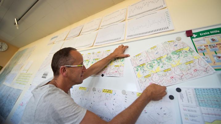 Der Meteorologe Martin Oberndörfer hängt am 19.07.2016 in der Wetterberatung des Heeresflugplatzes in Niederstetten (Baden-Württemberg) Wettervorhersagen auf. Foto: Inga Kjer/dpa (zu dpa: "Die Sicht entscheidet - Was Meteorologen bei der Bundeswehr tun" vom 06.09.2016) | Verwendung weltweit