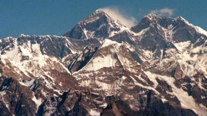 ARCHIV - Blick aus einem Flugzeug auf das schneebedeckte Himalaya-Massiv mit dem Mount Everest (M.), dem höchsten Berg der Welt (Archivbild vom 29.11.1996). Foto: Martin Athenstädt/dpa (zu dpa "Lawinenunglück am Mount Everest" vom 18.04.2014) +++(c) dpa - Bildfunk+++