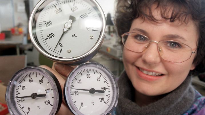 Präzisions-Bimetallthermometer für Industrie und Gewerbe werden in der QUEG Thermometer GmbH in Gernrode hergestellt, eine Auswahl wird von Mitarbeiterin Cornelia Schmidt gezeigt. Im Harzort Gernrode werden insgesamt 40 verschiedene Gerätetypen gefertigt. Die Jahresproduktion beträgt rund 90.000 Thermometer und Manometer. In den kommenden Monaten will das Unternehmen einen Gewässertiefenmesser auf den Markt bringen. Das Gerät ist nach Betriebsangaben als Weltneuheit bereits patentiert.   Foto: Matthias Bein  +++(c) dpa - Report+++ | Verwendung weltweit