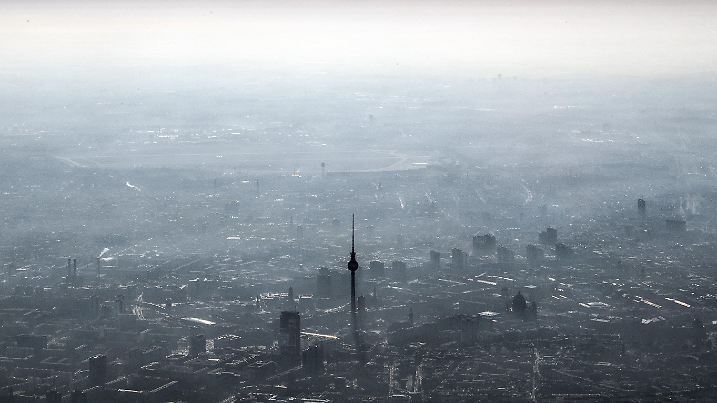 ARCHIV - 14.02.2017, Berlin: Unter einer Dunstglocke liegt der Fernsehturm am Alexanderplatz. (zu dpa "Forscher 43 000 Todesfälle durch Feinstaub und Ozon in Deutschland") Foto: Federico Gambarini/dpa +++ dpa-Bildfunk +++