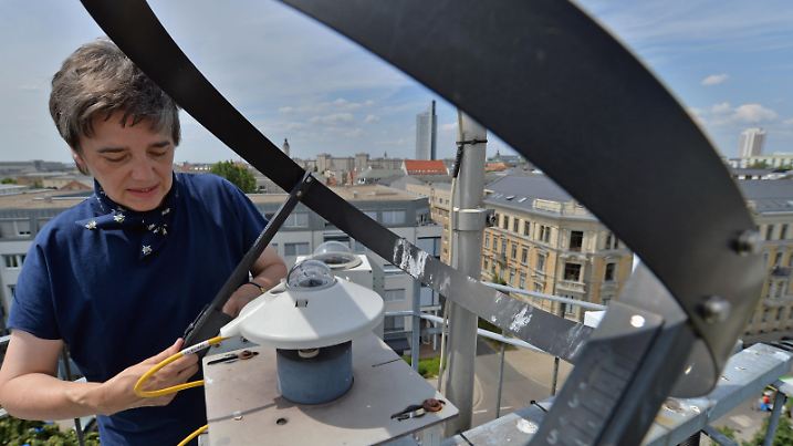 Den Schattenring für ein Pyranometer zur Messung der Sonnenstrahlung justiert Jutta Rehnert vom Institut für Meteorologie der Universität Leipzig am 17.07.2013 in Leipzig (Sachsen). Mit einem Festkolloquium feiert die Leipziger Meteorologie am 18.07.2013 ihre 100-jährige Geschichte. 1913 war in Leipzig das Geophysikalische Institut als seinerzeit erste wissenschaftliche Einrichtung in Deutschland entstanden, die sich mit der Erforschung der Physik der Atmosphäre beschäftigte. Foto: Hendrik Schmidt/dpa | Verwendung weltweit