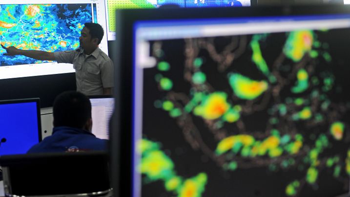 (141230) -- JAKARTA, Dec. 30, 2014 () -- An official of Indonesia's Meteorology and Geophysics Agency points the screen of weather around Bangka-Belitung island and West Kalimantan, in Jakarta, Indonesia, Dec. 30, 2014. Objects suspected of being parts of a missing AirAsia passenger plane were spotted in the Java Sea off Indonesia on Tuesday, an Air Force officer said. 
 (/Agung Kuncahya B.)  (lyi) |