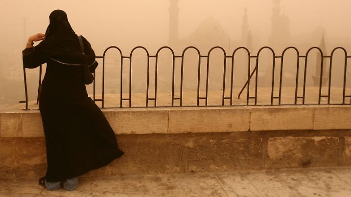 A Gulf Arab tourists views the Sultan Hassan Mosque complex that is barely visible from the historic Citadel in Cairo because strong winds created a massive sandstorm that has been sweeping through the Egyptian capital 06 April 2008. The spring season sandstorms called 'khamaseens' bring very strong winds and hot air from the south and create havoc to traffic and communications as well as respiratory problems because of the fine dust. EPA EPA/MIKE NELSON +++(c) dpa - Report+++ |
