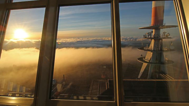Ein Sonnenuntergang am 30.12.2015 auf dem Brocken. Mit mehreren Temperaturrekorden ist der Brocken schon in den November gestartet - jetzt geht der wärmste Dezember seit 120 Jahren zu Ende. Das Monatsmittel der Lufttemperatur auf Norddeutschlands höchstem Berg betrug 2 Grad. Der Dezember 2015 wird somit um die 5 Grad wärmer sein als üblich, denn das 30-jährige Klimamittel im Dezember beträgt minus 3 Grad, erklärte Klaus Adler, der Chef der Wetterwarte auf dem Brocken. Foto: Matthias Bein/dpa | Verwendung weltweit
