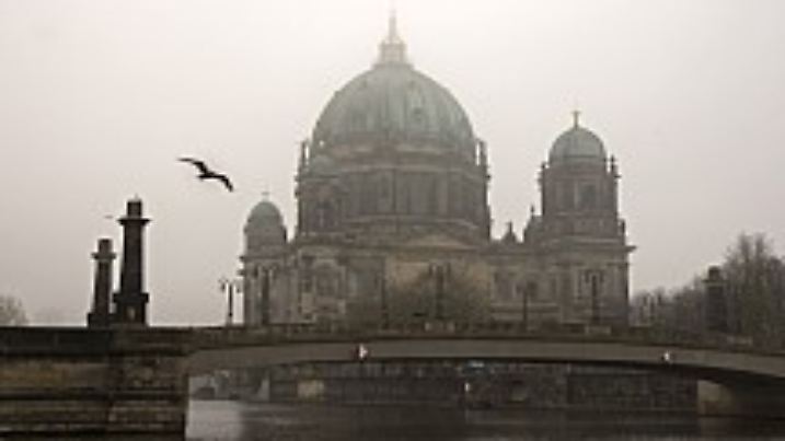 Herbstlicher Nebel umhüllt am Montag (03.11.2008) den Dom in Berlin. Laut Wettervorhersage ist es am Montag in Berlin und Brandenburg überwiegend hochnebelartig bewölkt, ab und zu fällt ein wenig Nieselregen bei Temperaturen um 9 bis 13 Grad, teilte der Wetterdienst Meteomedia mit. Auch am Dienstag hält sich meist von früh bis spät tiefhängender Hochnebel, gelegentlich nieselt es etwas.  Foto: Arno Burgi dpa/lbn +++(c) dpa - Bildfunk+++