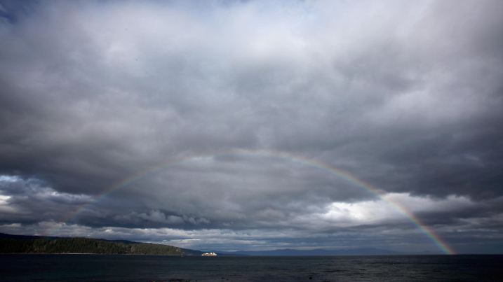 Landschaft mit einem Regenbogen und Blick auf das kandische Festland an der Ostküste von Vancouver Island in Kanada unweit der Ortschaft Qualicum Beach  (Foto vom 03.03.2010). Vancouver Island ist die größte Insel im Nordpazifik und liegt direkt vor der Westküste von British Columbia. Foto: Roland Holschneider  dpa | Verwendung weltweit