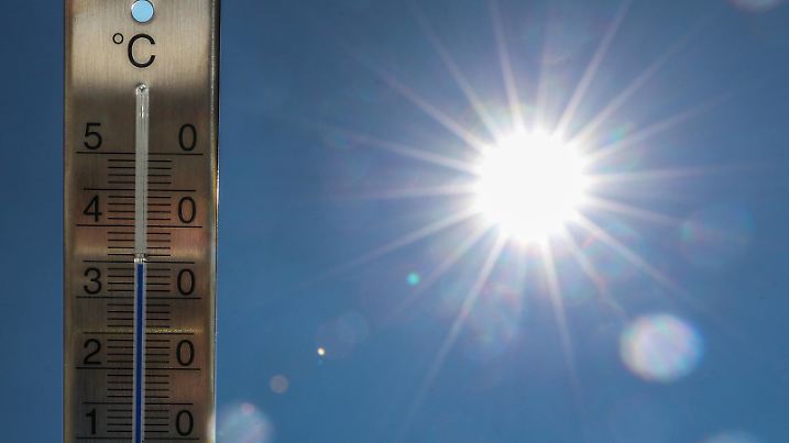 Hannover, Wetter, Hitze, Hitzewelle, Thermometer, Temperatur über 30 Grad Celsius, *** Hannover weather heat heat wave thermometer temperature over 30 degrees Celsius  