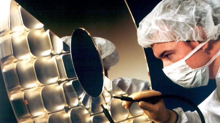 Ein Mitarbeiter des Optik-Unternehmens Zeiss arbeitet an einer Wabenkonstruktion für Satelliten-Teleskope, aufgenommen 1998. Eine stabile Wabenkonstruktion aus der Glaskeramik Zerodur von der Firma Schott reduziert das Gewicht der Zeiss-Hochleistungsspiegel für die Teleskope Seviri. Diese werden in Satelliten der Generation Meteosat 2 das Wetter erkunden. | Verwendung weltweit