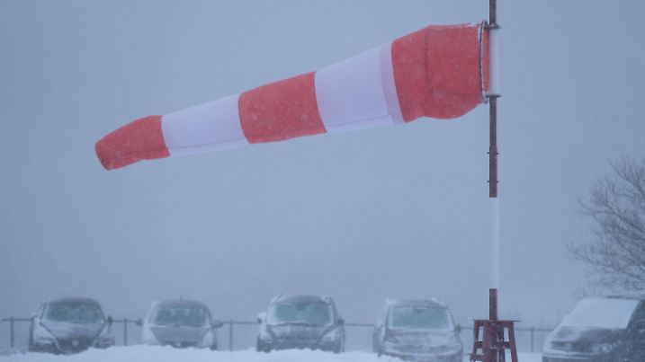 09.01.2019, Sachsen, Annaberg-Buchholz: Der Windsack eines Hubschrauberlandeplatzes wird vom Wind aufgeblasen. Foto: Sebastian Willnow/dpa-Zentralbild/dpa +++ dpa-Bildfunk +++