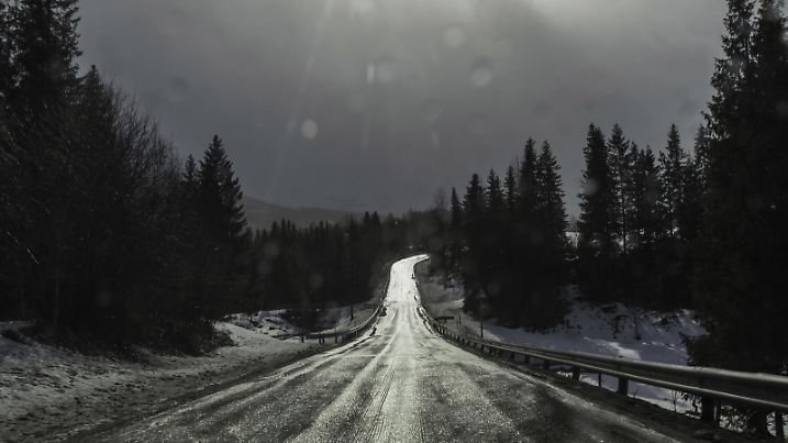 Winterregen auf der Europastraße E6 | Verwendung weltweit