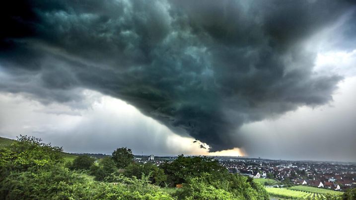 Bilder des Tages Bilder des Tages Panoramabilder von der spektakulären Gewitterzelle über Stuttgart STUTTGART: Panoramabilder von der rotierenden Gewitterzelle über der Region Stuttgart mit Blick vom Kappelberg in Richtung Fellbach., Fellbach *** Panoramic pictures of the spectacular thunderstorm cell over Stuttgart STUTTGART Panoramic images of the rotating thunderstorm cell over the Stuttgart region with a view from the Kappelberg towards Fellbach Fellbach Copyright: 7aktuellx/xSimonxAdomat  