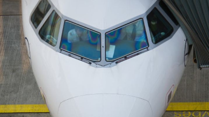 Piloten eines Lufthansa Airbus A320 bereiten am frühen Morgen des 19.03.2015 am Flughafen in Frankfurt am Main (Hessen) im Cockpit ihren Flug vor. Bereits am gestrigen Mittwoch fielen etliche Kurz- und Mittelstreckenflüge aus - Am heutigen Donnerstag betrifft der Streik Langstreckenflüge und Frachtflüge von Lufthansa Cargo. Die Vereinigung Cockpit hat bereits weitere Pilotenstreiks für den morgigen Freitag angekündigt. Foto: Christoph Schmidt/dpa +++(c) dpa - Bildfunk+++