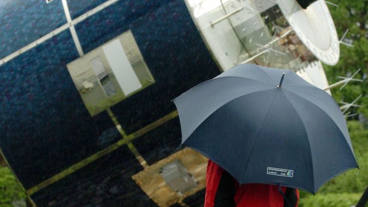 Ein Besucher von EUMETSAT, der europäischen Organisation für den Betrieb von Wettersatelliten, geht am Dienstag (19.04.2005) in Darmstadt an einem 1:1-Modell des Satelliten Meteosat 8 vorbei. Alle 15 Minuten sendet Meteosat 8 aus seiner Umlaufbahn ein Abbild der Erde. Die 12 Kanäle des Bildaufnahmegeräts SEVIRI liefern Bilder im sichtbaren und infrarotem Spektrum. Mit Hilfe dieser Daten sollen die Wettervorhersagen verbessert werden. Foto: Arne Dedert dpa/lhe +++(c) dpa - Report+++ |