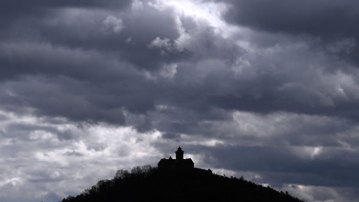 04.03.2019, Thüringen, Holzhausen: Dunkle Wolken hängen über der Veste Wachsenburg. Am selben Tag zieht eine Kaltfront aus Westen mit teilweise heftigen Schauern und Gewittern durch Thüringen. Foto: Martin Schutt/dpa-Zentralbild/dpa +++ dpa-Bildfunk +++