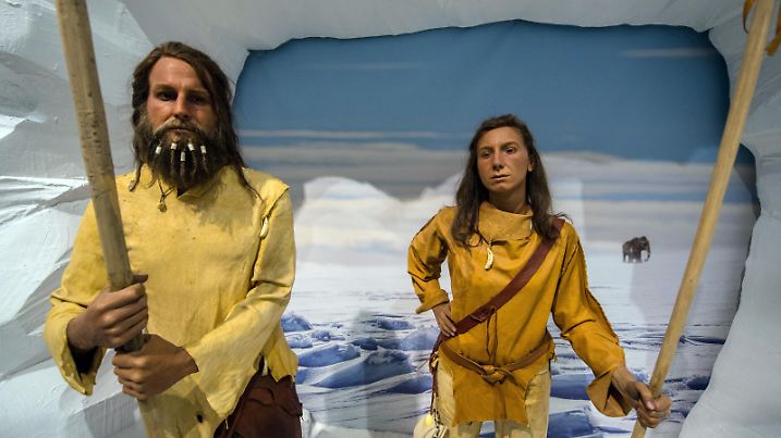 04.10.2018, Hessen, Wiesbaden: Zwei Rekonstruktionen des Cro-Magnon-Menschen (lebten vor ca. 40.000 Jahren bis vor etwa 12.000 Jahren) stehen in einer Kaltzeit-Kulisse in der Ausstellung "Eiszeit-Safari". Das Museum Wiesbaden zeigt vom 7. Oktober 2018 bis 21. April 2019 die Tier- und Pflanzenwelt und das Leben unserer Vorfahren vor 30.000 bis 15.000 Jahren. Foto: Andreas Arnold/dpa | Verwendung weltweit