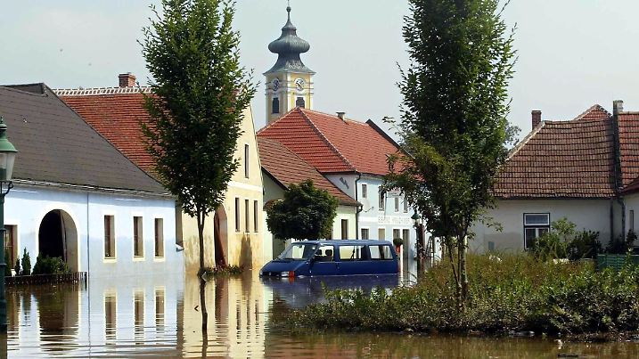 Das Dorf Hadersdorf ist am 9.8.2002 von Hochwasser überflutet. Nach dem Rückzug des Jahrhunderthochwassers in Österreich droht den Katastrophengebieten in Nieder- und Oberösterreich neuer Regen. Bereits an diesem Wochende sei mit neuen Regengüssen zu rechnen, berichteten die Meteorologen des Wetteramtes Wien am 9.8.. Bis zum Nachmittag hatte sich die Hochwasserlage deutlich entspannt.  Der Regen werde erneut von einem Adriatief nach Österreich gebracht, hieß es weiter. |