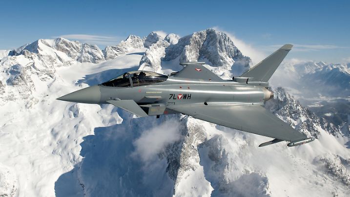 Ein Eurofighter des österreichischen Bundesheers überwacht am 23.01.2013 während des Weltwirtschaftsforums 2013 in Davos den Luftraum Österreichs. Wie bereits in den vergangenen Jahren, stellen die Eurofighter im Rahmen der Luftraumsicherungs-Operation "Daedalus 2013" in bewährter Weise sicher, dass sich keine unbekannten Flugzeuge über dem Territorium Österreichs dem Konferenzort in der Schweiz nähern können. Die internationale Konferenz findet vom 23. bis 27. Januar in dem bekannten Ski-Ort statt. Foto: Markus Zinner/dpa (ACHTUNG: Die Verwendung dieses Bildes ist für redaktionelle Zwecke honorarfrei. Veröffentlichung bitte unter Quellenangabe: "obs/Eurofighter GmbH") |
