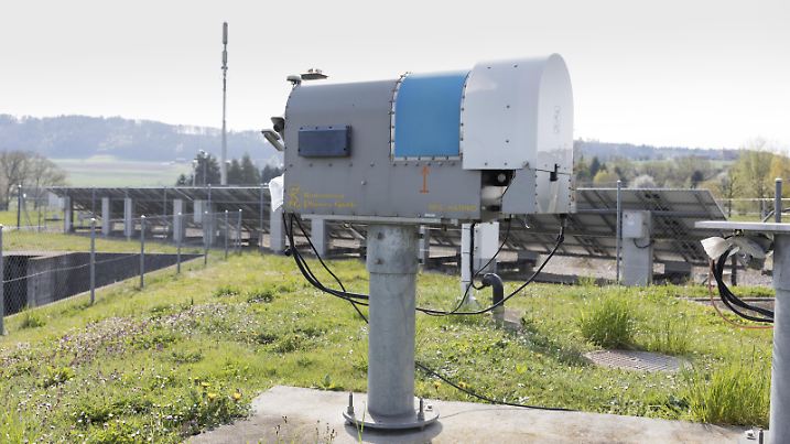Ein Mikrowellenradiometer: misst das vertikale Profil von Temperatur und Wasserdampf zwischen 0 und 5 Kilometer ueber dem Boden sowie totales Fluessigwasser, aufgenommen im Zentrum fuer meteorologische Messtechnik des Bundesamtes fuer Meteorologie und Klimatologie von MeteoSchweiz am 5. April 2017 in Payerne, Kanton Waadt. Diese Instrumente werden fuer die meteorologische Ueberwachung von Kernkraftwerken eingesetzt. |