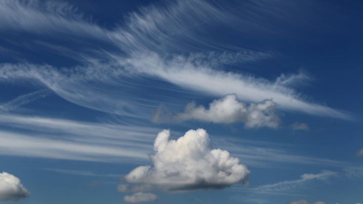 Cirrus-Wolken ziehen am 31.05.2014 über den Himmel bei Buching (Bayern). Foto: Karl-Josef Hildenbrand/dpa +++(c) dpa - Bildfunk+++
