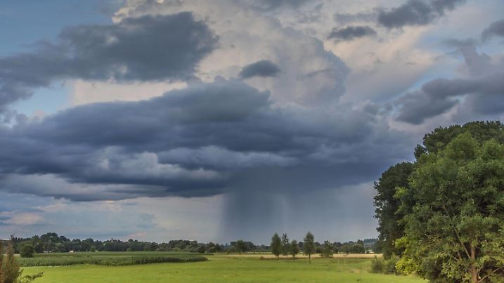 Platzregen, maechtig aufgetuermte Wolken mit Niederschlag, Cumulus congestus praecipitatio, Deutschland, Bayern, Isental | downpour, Cumulus congestus praecipitatio, Germany, Bavaria, Isental | Verwendung weltweit