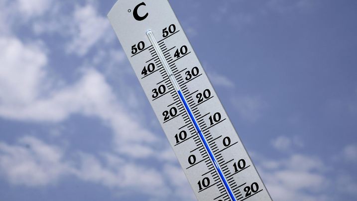 News Bilder des Tages 02.08.2018, Sommerhitze, das Thermometer zeigt 37 Grad Celsius Hitze an. 02.08.2018, Sommerhitze, Rekordtemperaturen 02.08.2018, Sommerhitze, Rekordtemperaturen *** 02 08 2018 summer heat the thermometer shows 37 degrees Celsius heat on 02 08 2018 summer heat record temperatures 02 08 2018 summer heat record temperatures  