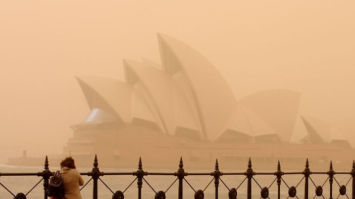 The Sydney Opera House is shrouded by a dust storm in Sydney, 23 September 2009. The dust is being blown from dry farm land in western and southern parts of NSW and eastern South Australia. EPA/TRACEY NEARMY AUSTRALIA AND NEW ZEALAND OUT +++(c) dpa - Bildfunk+++