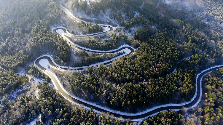  DEU Deutschland, Balingen, 21.01.2018: Der Lochenpass, auch Lochensteige, ist eine 888 Meter ueber Meereshoehe gelegene Passhoehe im Vorland der Schwäbischen Alb. Die 7,5 Kilometer lange Passstraße von Weilstetten nach Tieringen ist Bestandteil der Landesstraße 440.  *** Germany Balingen 21 01 2018 the Lochenpass also Lochensteige is a 888 metres above sea level, pass in the foothills of the Swabian Alb the 7 5 km long road from Weilstetten after animal in gene is part of State Road 440 