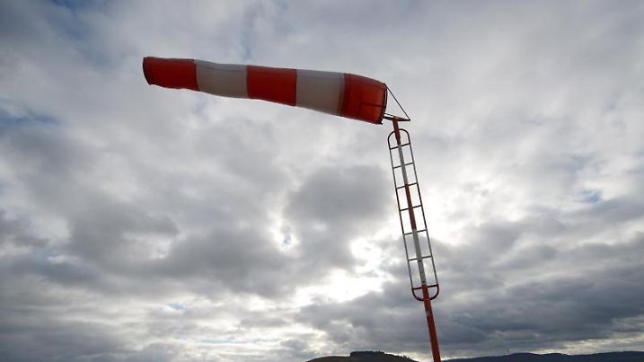 Ein Windsack im Sturm