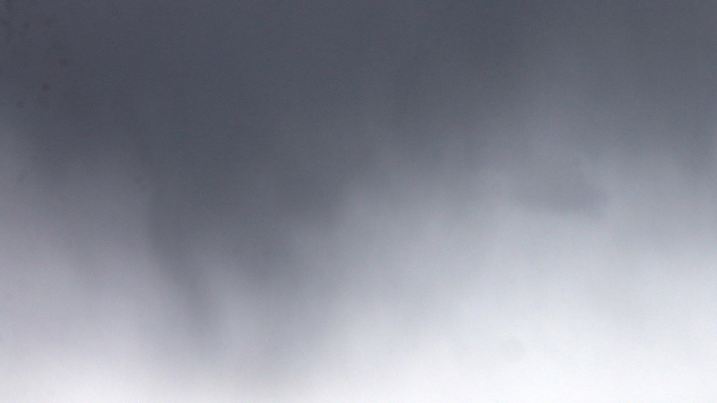 Ein Wechsel von dunklen Wolken und sonnigen Abschnitten sorgt am 25.04.2017 im Ostseebad Kühlungsborn (Mecklenburg-Vorpommern) für klassisches Aprilwetter. Foto: Bernd Wüstneck/dpa-Zentralbild/dpa +++(c) dpa - Bildfunk+++