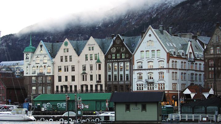 die Hansestadt Bergen, Bryggen Haeueser am Vagen (Innenhafen) , historische Kaufmannshaeuser mit spitzen Giebeln und kleinen Hoefen, World Heritage List UNESCO, typischen norwegischen Haeuser, Innenstadt, von Nebel umhuellt, Winter, am 21.01.2008 in Bergen; Handball EM 2008 in Norwegen vom 17.01 - 27.01.2008; | Verwendung weltweit