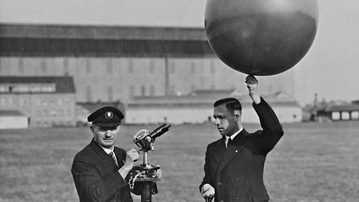 Messgerät für den mittels Pilotballon zu messenden Höhenwind vor dem Start des Luftschiffs LZ129 Graf Zeppelin. 1936. Photographie. |