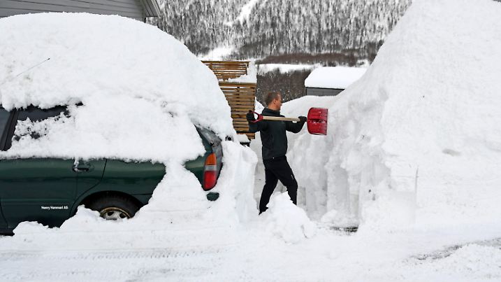 01.04.2019, Norwegen, Tromsø: Hans Otto Larsen schaufelt Schnee vor seinem Haus weg. Riesige Schneemengen haben in den nördlichen Teilen von Norwegen für Chaos gesorgt. Nach der offiziellen Wettervorhersage beträgt die Schneehöhe nun 158 Zentimeter, die höheste Messung seit dem Jahr 2000. Foto: Bertinussen, Rune Stoltz/NTB scanpix/dpa +++ dpa-Bildfunk +++