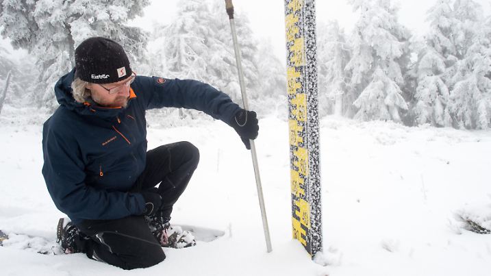 12.12.2018, Sachsen-Anhalt, Brocken: Rene Sosna, Wetterdiensttechniker der Wetterstation des Deutschen Wetterdienstes (DWD) auf dem Brocken, misst die Schneehöhe an einem Schneepegel. Auf dem Brocken hatte es die ganze vorangegangene Nacht geschneit, so dass am Morgen eine Schneehöhe von 25 Zentimetern gemessen wurde. Foto: Klaus-Dietmar Gabbert/dpa-Zentralbild/dpa | Verwendung weltweit