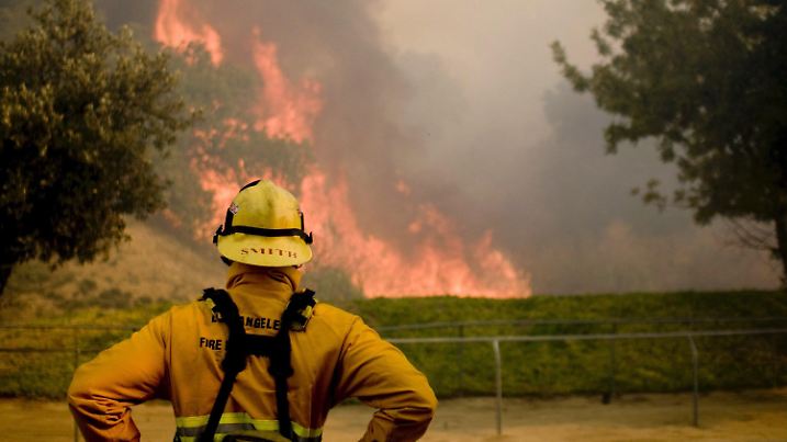 A member of the Los Angeles Fire Department watches a fire in Porter Ranch, California USA, 14 October 2008. What started as a small fire intensified due to strong Santa Ana winds and has grown to effect more than 10,000 acres. EPA/MICHAL CZERWONKA +++(c) dpa - Bildfunk+++